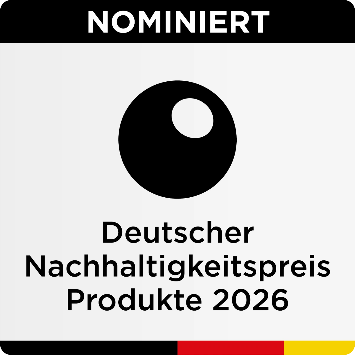 Nominierungslogo für den Deutschen Nachhaltigkeitspreis Produkte 2026 mit schwarzem Kreis und weißem Punkt